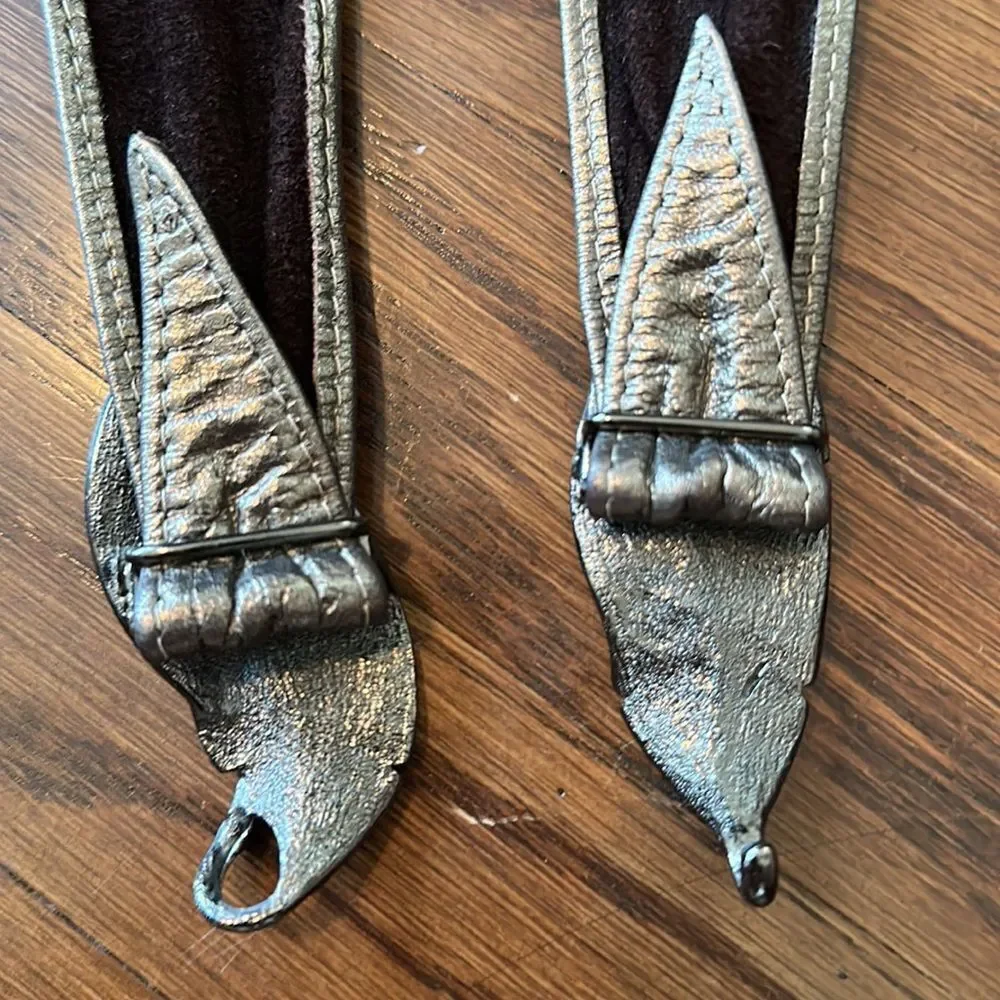 Vintage 80s/90s silvery/bronze‎ faux leather belt with metal leaf buckle